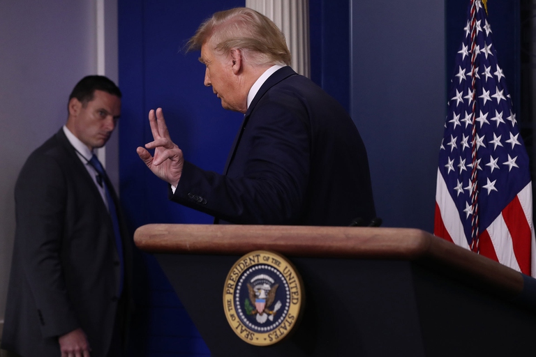 donald trump esce dopo brief coronavirus mascherina