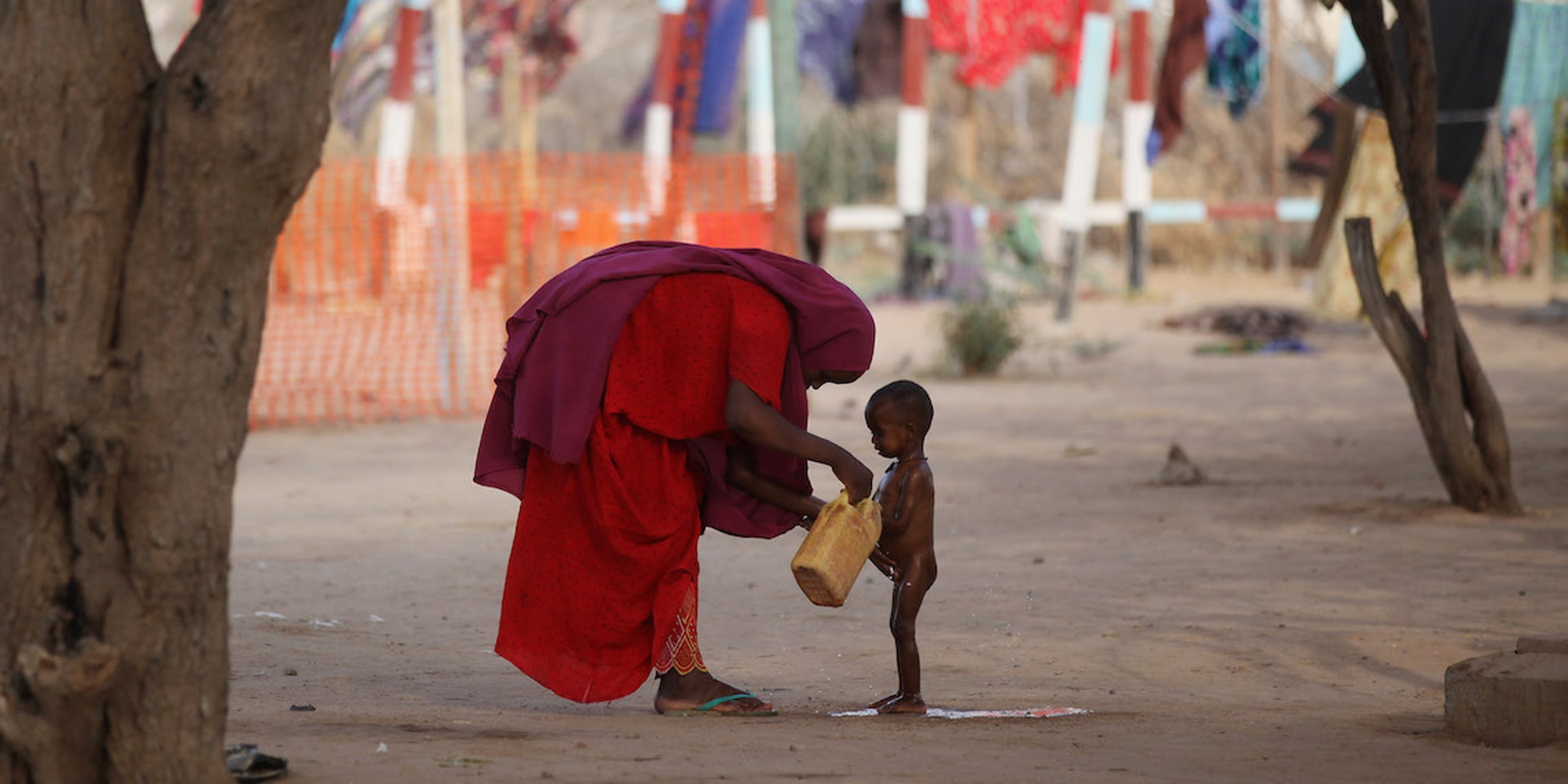 Избавление от голода. Голодающие дети Сомали. Бедные африканские дети.