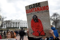 L’amministrazione Biden vuole riaprire un centro di detenzione per migranti a Guantanamo