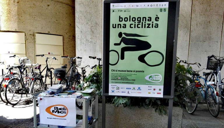 La città di Bologna ha appena lanciato una competizione per incitare i cittadini a preferire la bici per i loro spostamenti quotidiani. Foto della campagna Bella mossa.