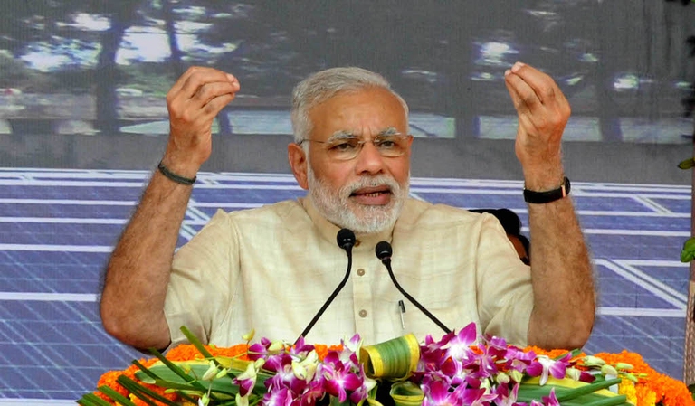Primo ministro indiano Narendra Modi durante l'inaugurazione di un impianto fotovoltaico. Photo credit: Diwakar Prasad/Hindustan Times via Getty Images