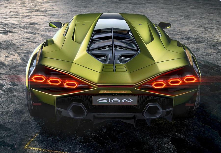Lamborghini presenta a Francoforte la Siàn, prima ibrida del marchio con un motore 12 cilindri a V abbinato un sistema elettrico innovativo che al posto delle batterie agli ioni di litio usa un supercondensatore, più leggero e più potente. ©Lamborghini