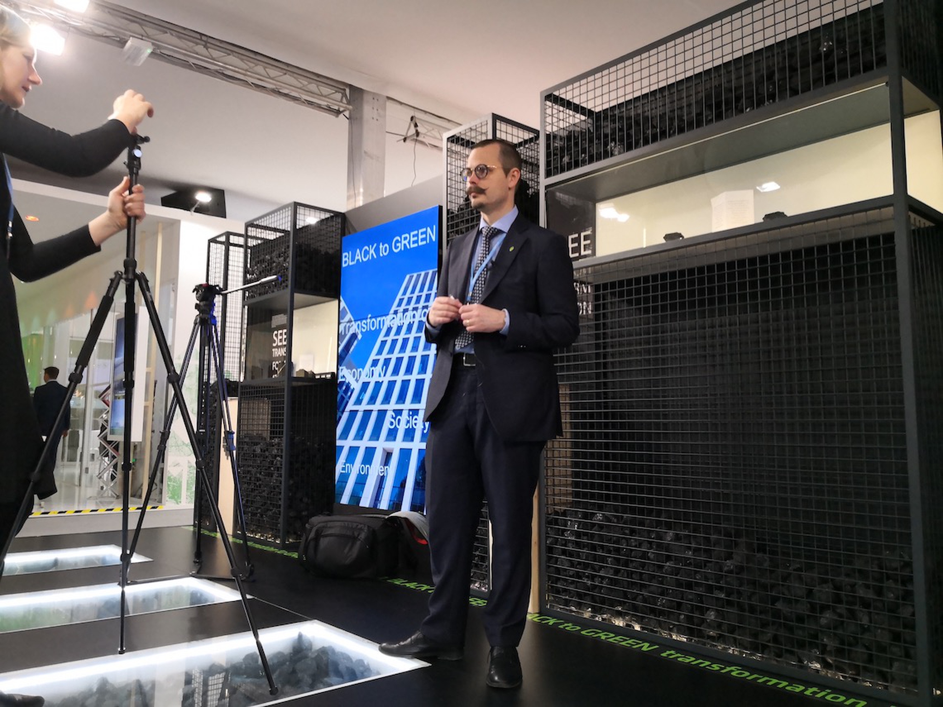 Lo stand della Polonia alla Cop 24, ricolmo di carbone2