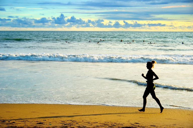 Molto piacevole praticare mindful running in spiaggia fra il rumore delle onde © ingimage