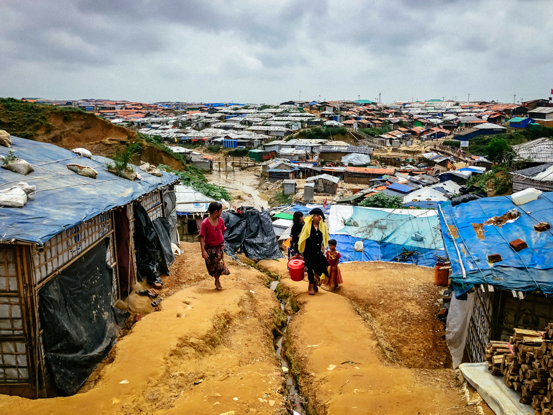 Un campo profughi abitato da rohingya