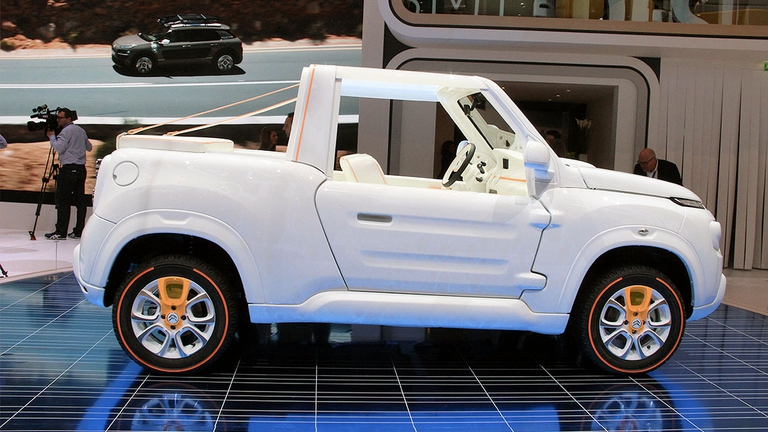 Cabrio 4 posti con 110 m/h di velocità massima e 200 km di autonomia. La Citroen si prepara a rimettere sul mercato un nome iconico: è la E-Méhari elettrica, che al Salone di Ginevra viene affiancata dalla edizione Courrèges.