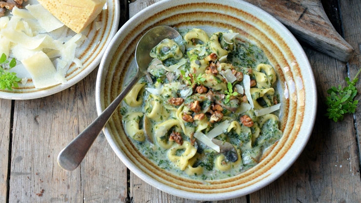 Tortellini con crema di spinaci, funghi e noci