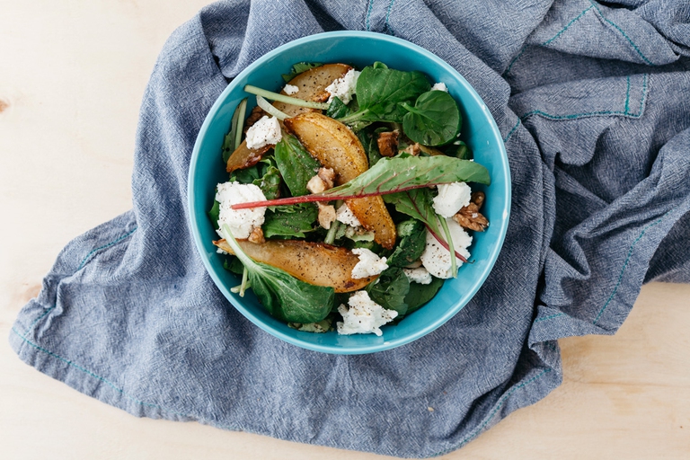 Insalata con pere caramellate e formaggio di capra