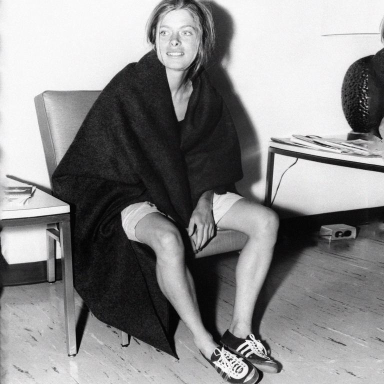 Per timore di essere riconosciuta e cacciata prima ancora dell’inizio dai giudici di gara si nascose fra i cespugli e si confuse poi fra i 540 iscritti (uomini) senza dare nell’occhio. E qui accadde una cosa bellissima: i concorrenti se ne accorsero nonostante indossasse una maglia che copriva le sue forme e capirono subito da che parte dovevano stare. “Non permetteremo a nessuno di cacciarti. La strada è di tutti”. “Furono molto protettivi con me – ricorda Bobbi – Gli faceva piacere che una donna corresse. Mi incoraggiarono molto”. Nella vita, ha lavorato come ricercatrice alla University of California San Diego. Ora ha 75 anni e corre ancora.