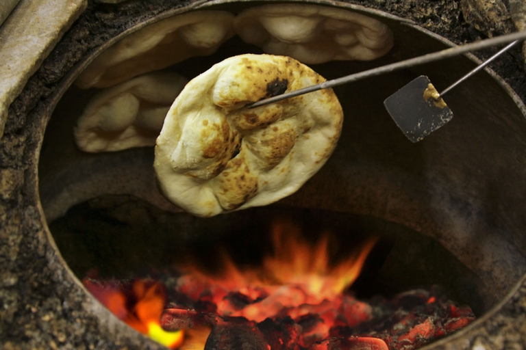 Il tandoor è un forno di argilla a forma di grosso barile. Viene usato per cuocere numerosi piatti. ©Ingimage