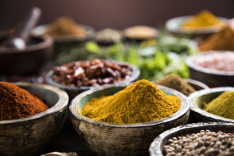 varie spezie colorate