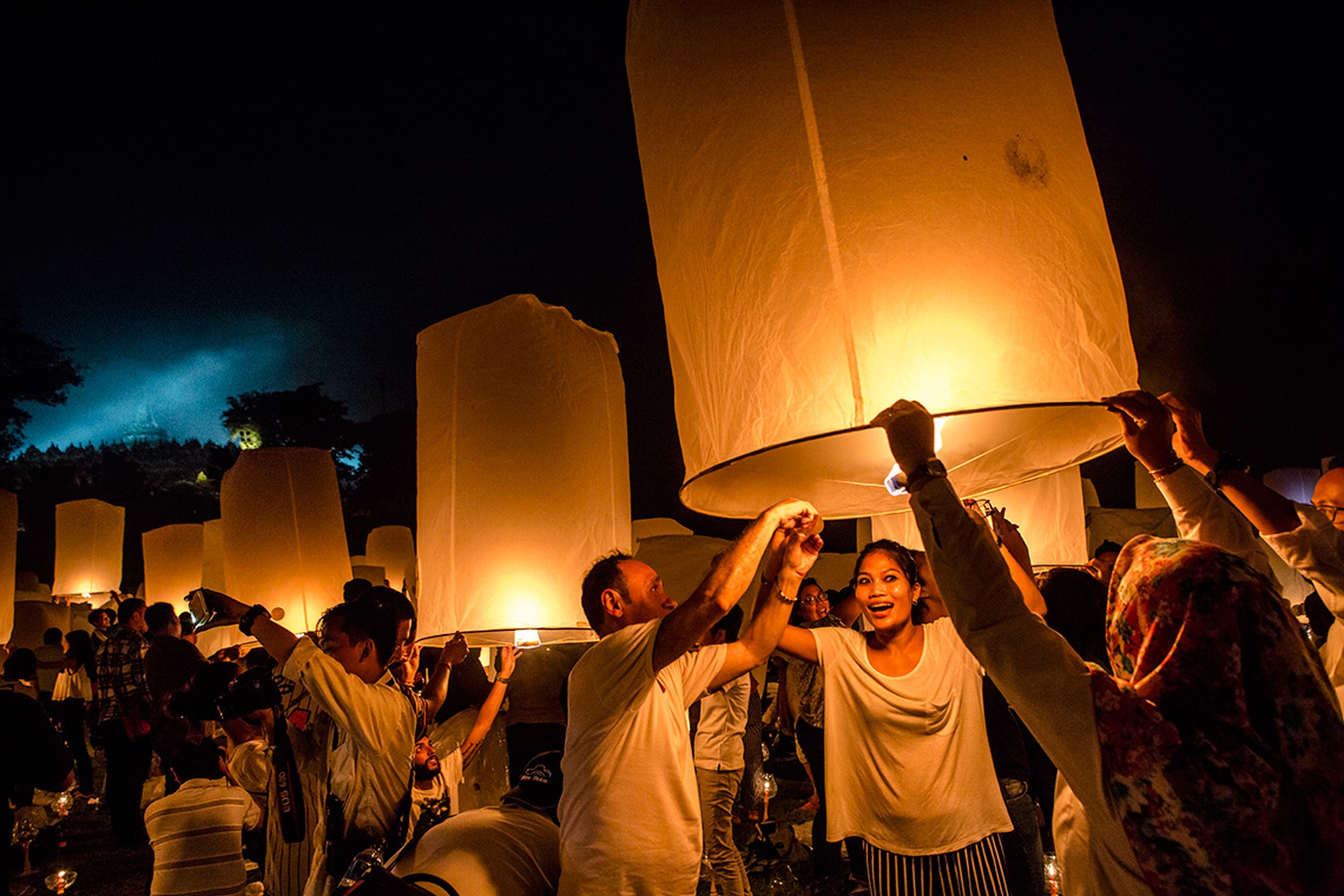 Fedeli buddisti lanciano lanterne