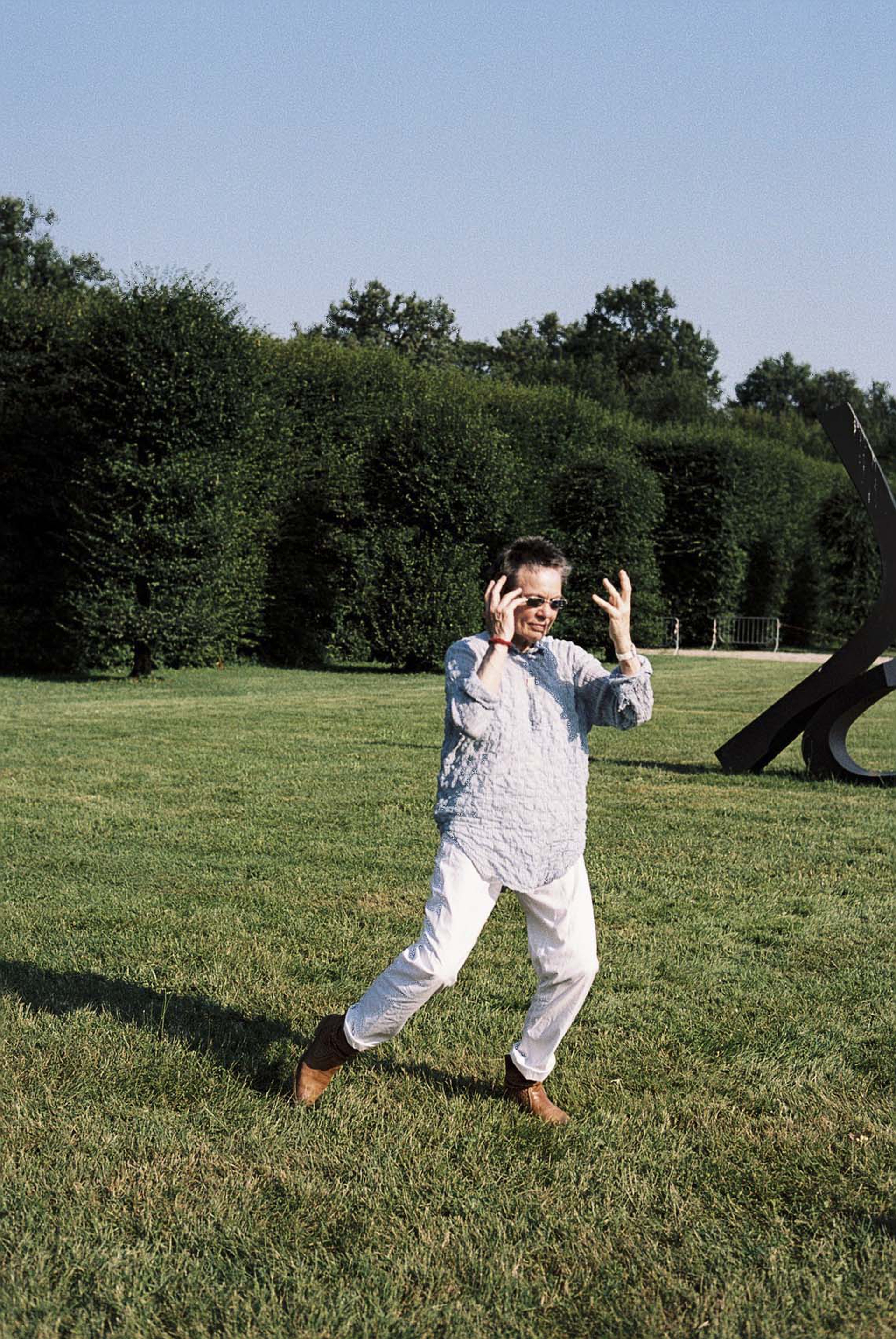 Laurie Anderson mentre pratica tai chi ritratta a Terraforma da Adrianna Glaviano 7