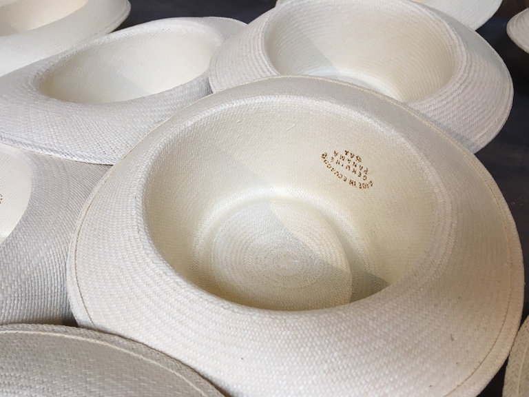 Cappelli di Panama finiti e marchiati "Made in Ecuador" presso Homero Ortega a Cuenca © Gloria Schiavi