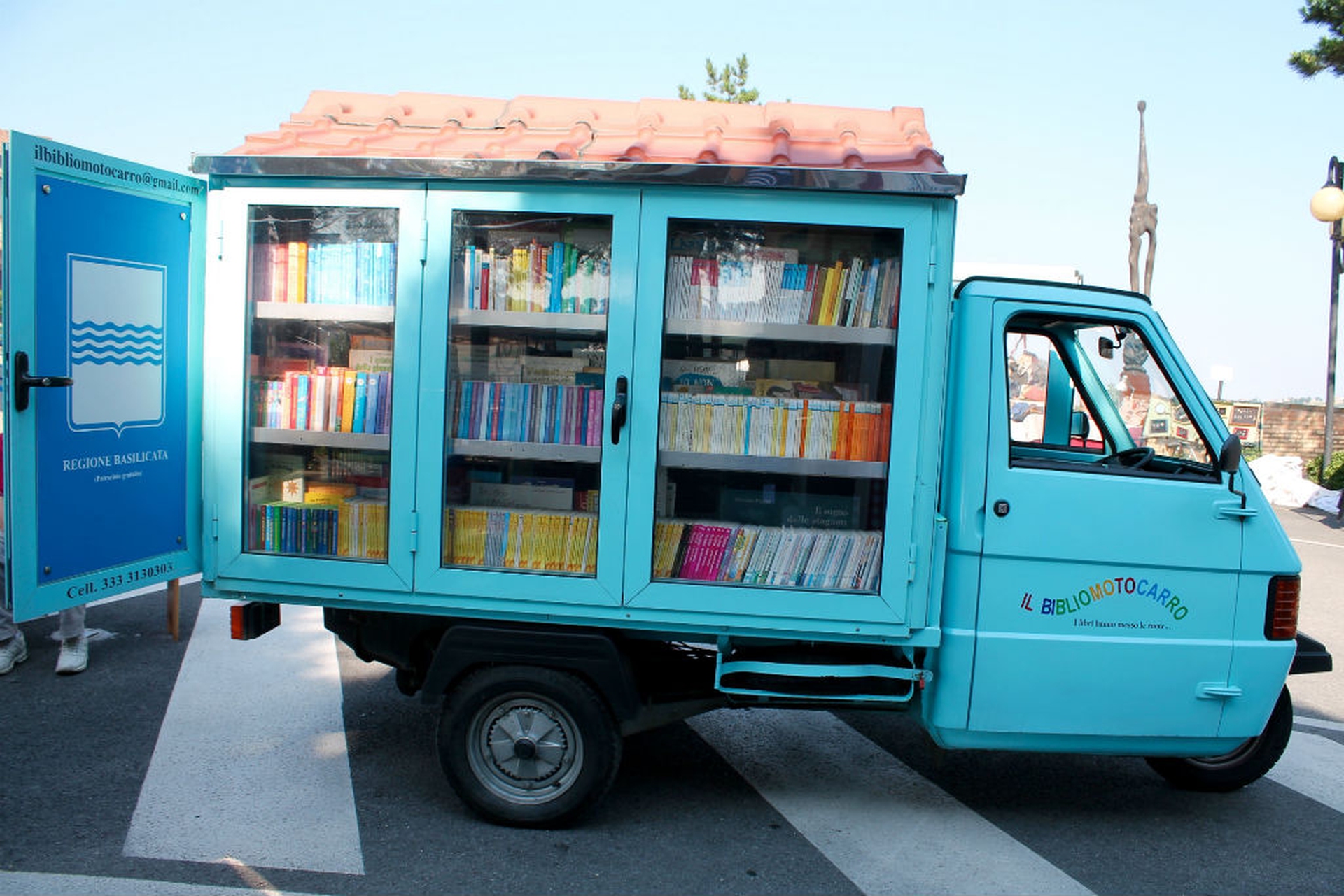Il maestro che gira in apecar per portare i libri ai bambini