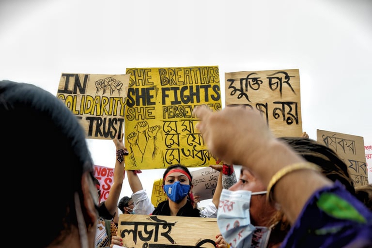 Delle attiviste per i diritti delle donne protestano contro gli stupri in Bangladesh