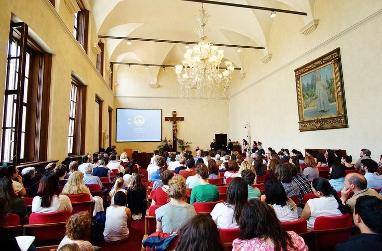 L'aula gremita della conferenza di Rigoberta Menchu