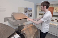 British Museum: come (si) suona un antico gong di roccia