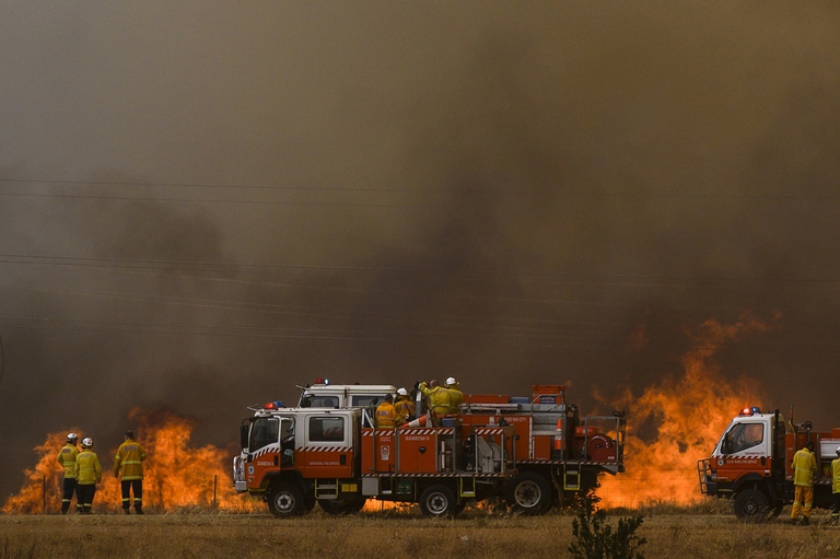Pompieri che cercano di spegnere un incendio