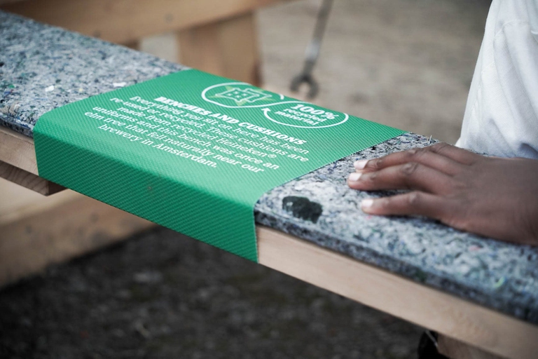 Tavoli e cuscini del Greener bar sono riciclati.