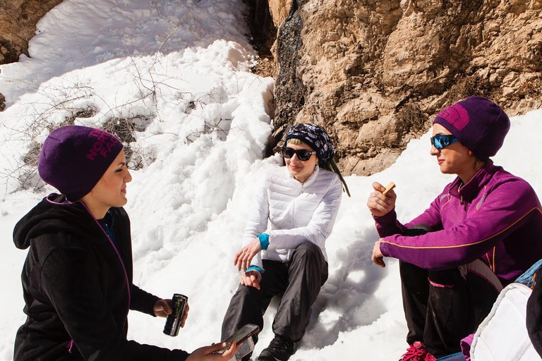 Nasim Biyarjomandy, Zeinabkobra Moosavi e Elnaz Rekabi in un momento di pausa
