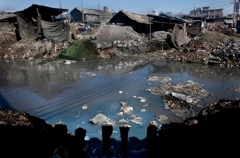 I fiumi del Bangladesh sono intasati dai rifiuti