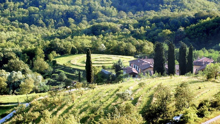 Un piccolo gioiello di colline coltivate. L'Oasi Wwf di Galbusera Bianca si trova all'interno di in Sito d'Importanza Comunitaria (SIC IT2030006) nel Comune di Rovagnate (Lc). L'area si estende per circa 20 ettari comprendenti una zona collinare terrazzata e coltivata a vigneto e frutteto, prati e orti, circondati da boschi, e un' azienda agricola biodinamica.