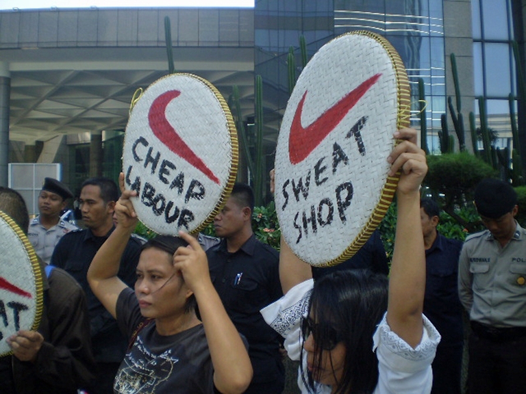 Proteste di lavoratori asiatici di Nike e Adidas