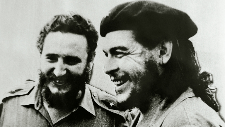 Una storica immagine di Fidel con il Che Guevara, risalente ai tempi del Movimento del 26 di luglio © Getty Images