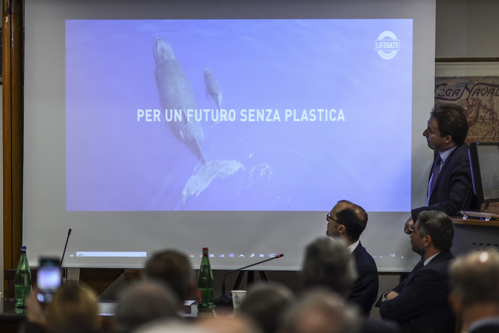The LifeGate PlasticLess® Seabin arrives in Naples thanks to KLM and Armata di Mare