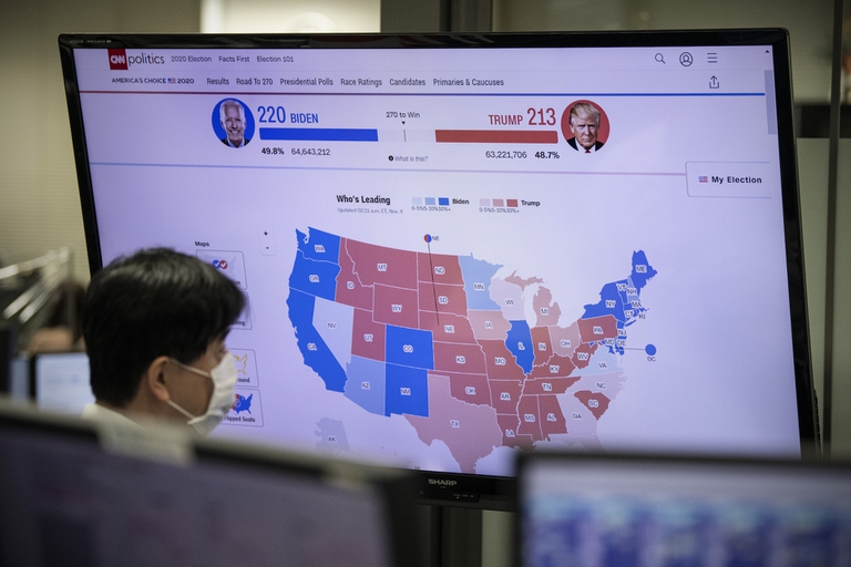 Un commerciante di valuta estera giapponese monitora i risultati delle elezioni USA 