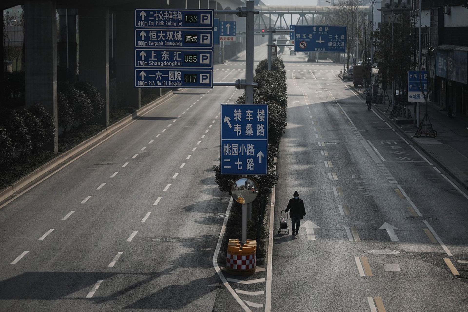 Un uomo cammina in una Wuhan deserta
