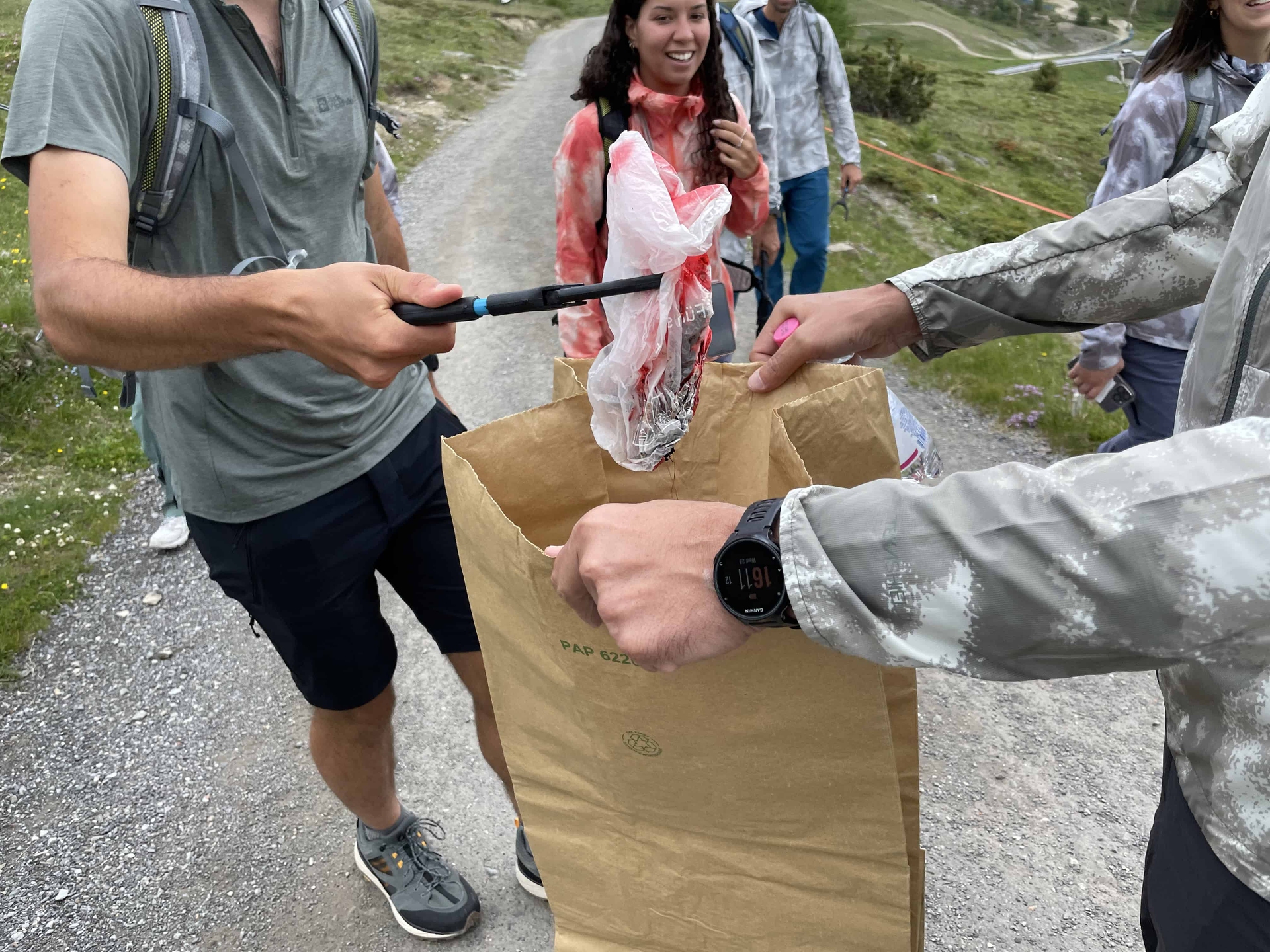 A Livigno si possono ripulire i sentieri mentre si cammina