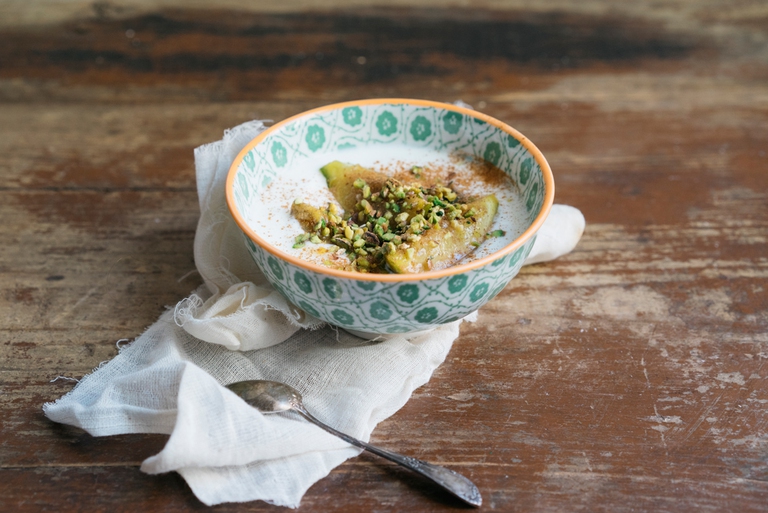 Yogurt con fichi caramellati al miele, pistacchio e cannella