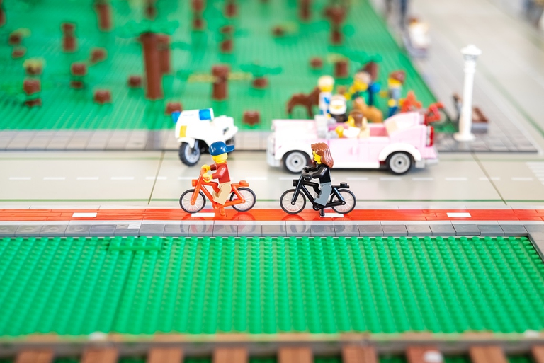 Riproduzione di una strada con pista ciclabile coi mattoncini Lego