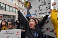 La Tunisia scende in piazza contro l’autoritarismo del presidente Saied