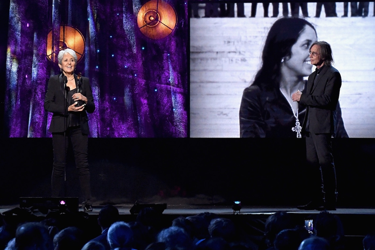 Joan Baez sul palco della 32° cerimonia di induzione alla Rock and roll hall of fame. A fianco a lei Jackson Browne.