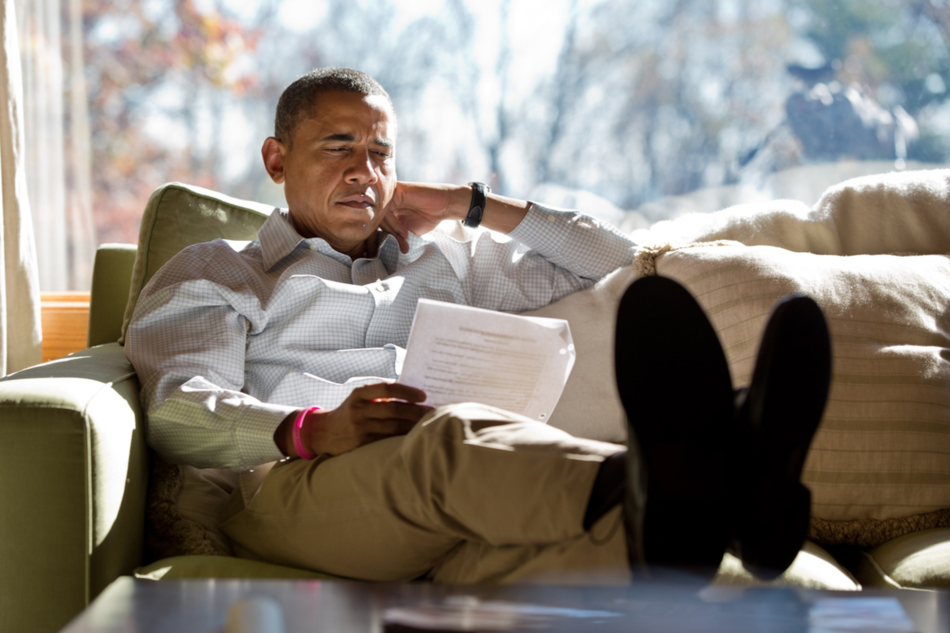 Obama reads briefing material
