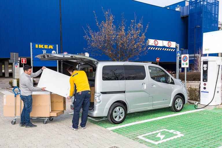nissan-elettrizza-ikea-con-la-ricarica-rapida-_l8b4237