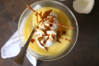 Île flottante su zabaione con caramello e mandorle, ricetta facile