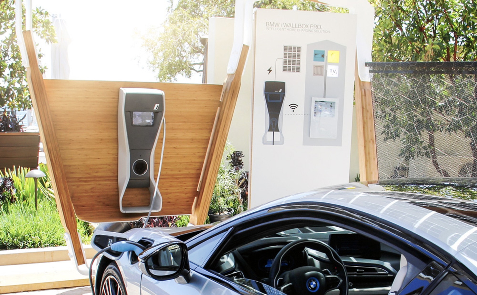 Le Bmw elettriche si potranno parcheggiare in un box solare