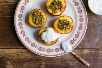 Pesche al forno ripiene di pistacchi
