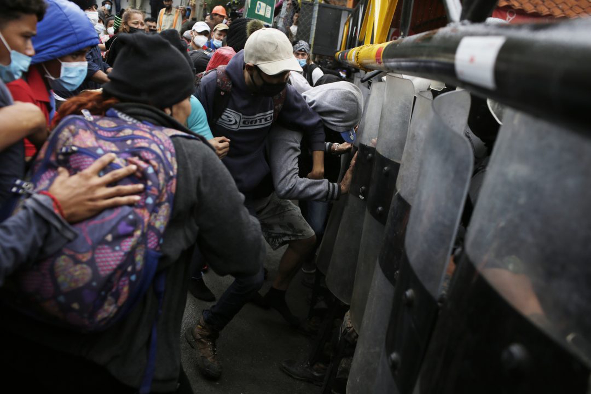 Una carovana di migliaia di migranti è stata bloccata con la forza in Guatemala