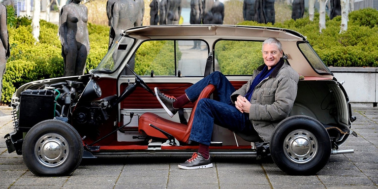 Sir James Dyson, patron dell'omonima azienda specializzata in elettrodomestici. Cimentatosi in passato nella produzione di filtri antiparticolato per i motori Diesel, ora crede profondamente nella mobilità elettrica