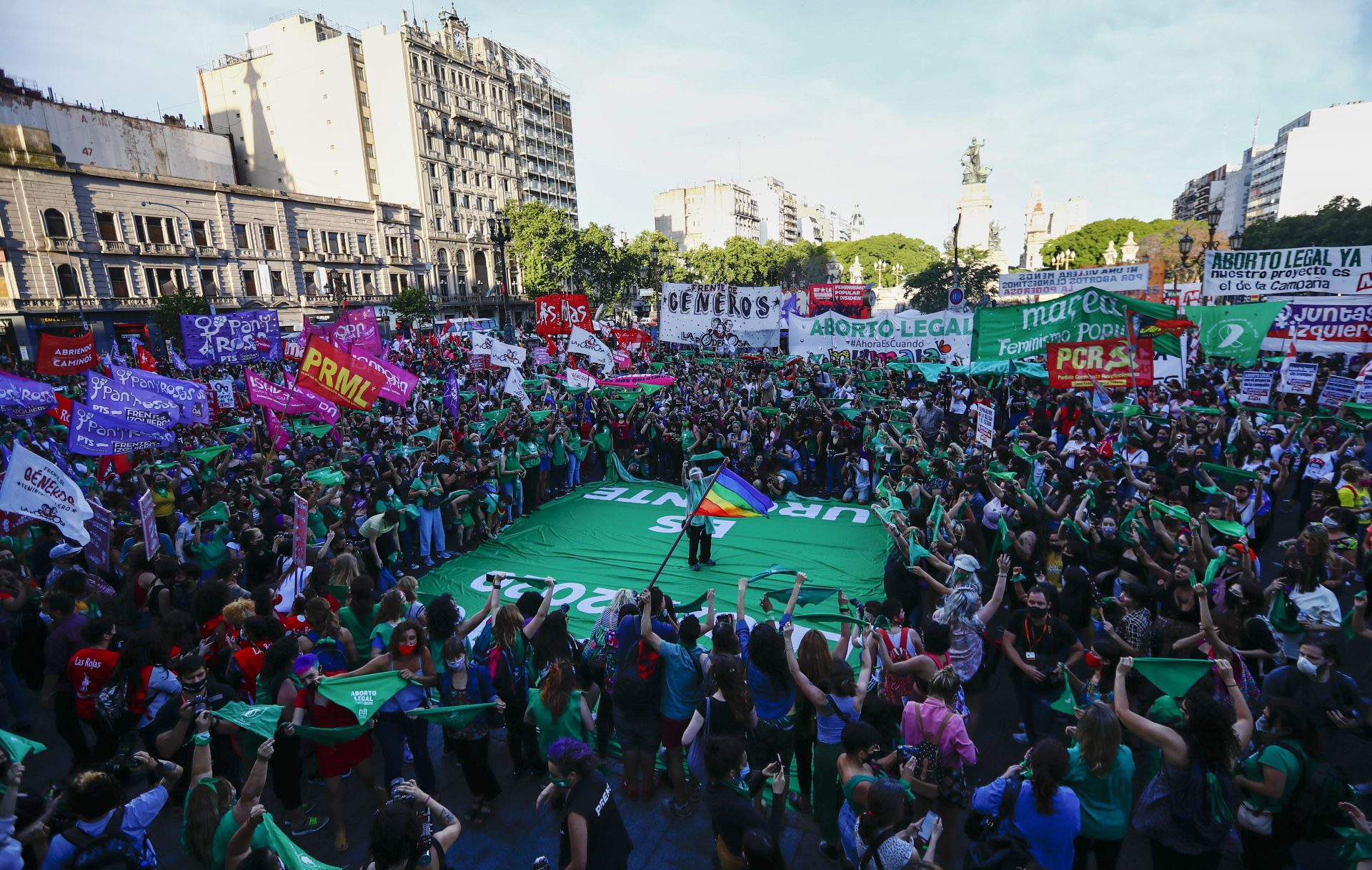 La manifestazione davanti al Congresso a Buenos Aires per chiedere l‘approvazione del disegno di legge presentato dal presidente argentino Alberto Fernández per legalizzare l‘aborto