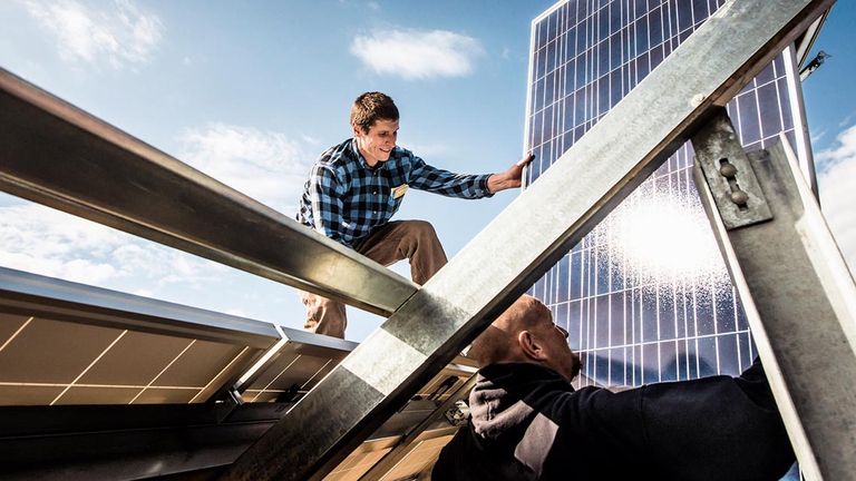 Il solare genera in media 37,3 posti di lavoro/megawatt