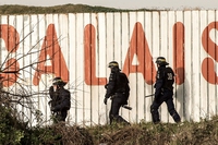 The UK builds a wall in Calais to keep refugees out