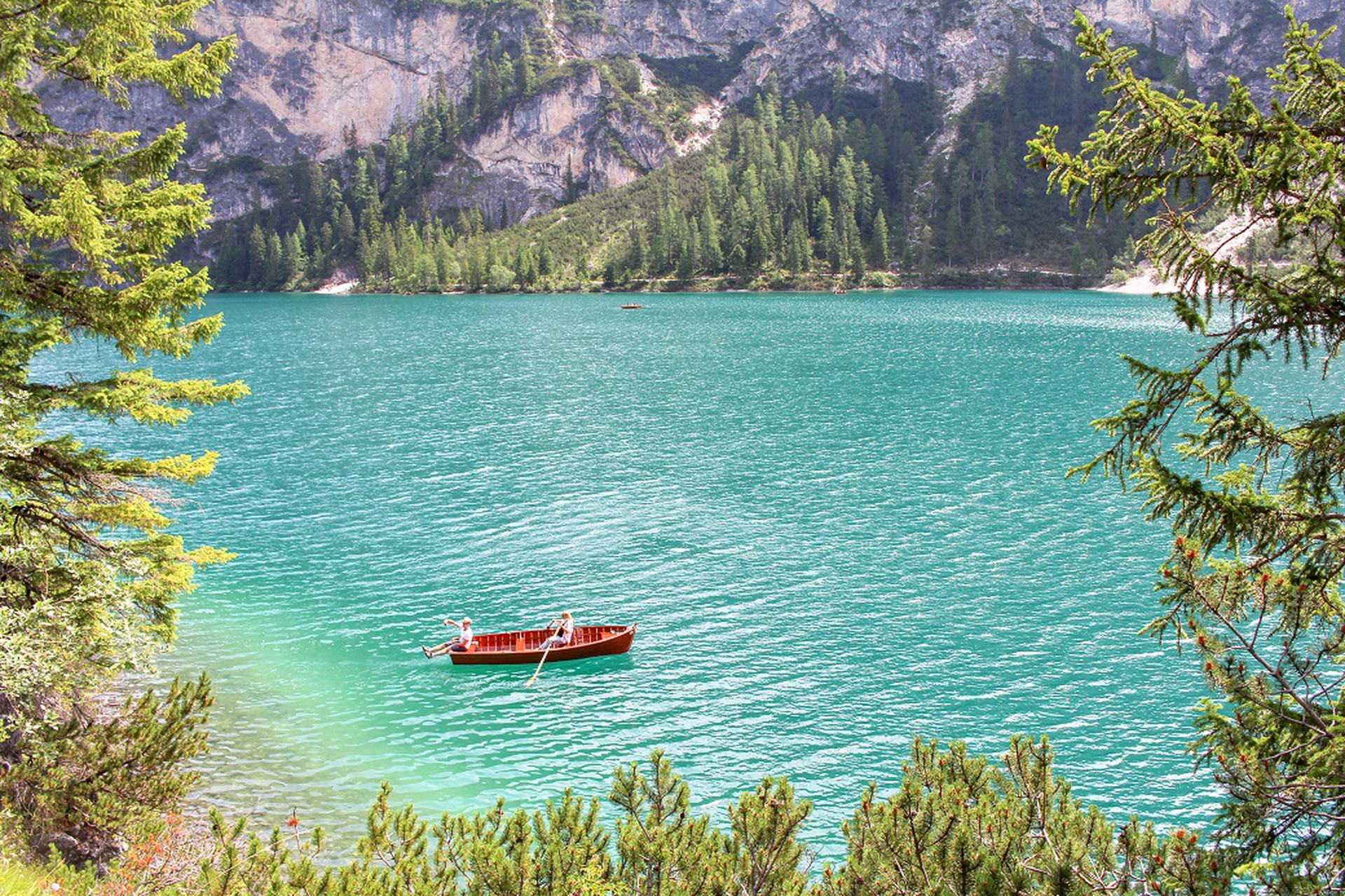 Per raggiungere il lago di Braies si prende lo svincolo per la Val di Braies, tra i paesi di Monguelfo e Villabassa in Alta Pusteria