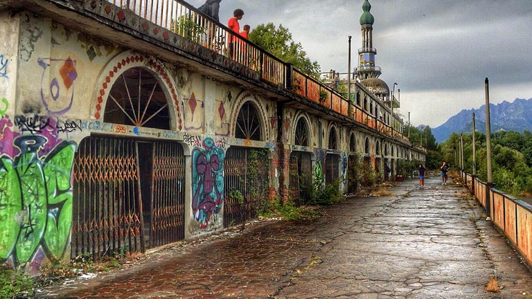 Adagiato tra le colline della Brianza si trova Consonno, un luogo surreale della provincia di Lecco la cui storia, particolarmente travagliata, ha inizio negli anni Sessanta e si conclude poco dopo.