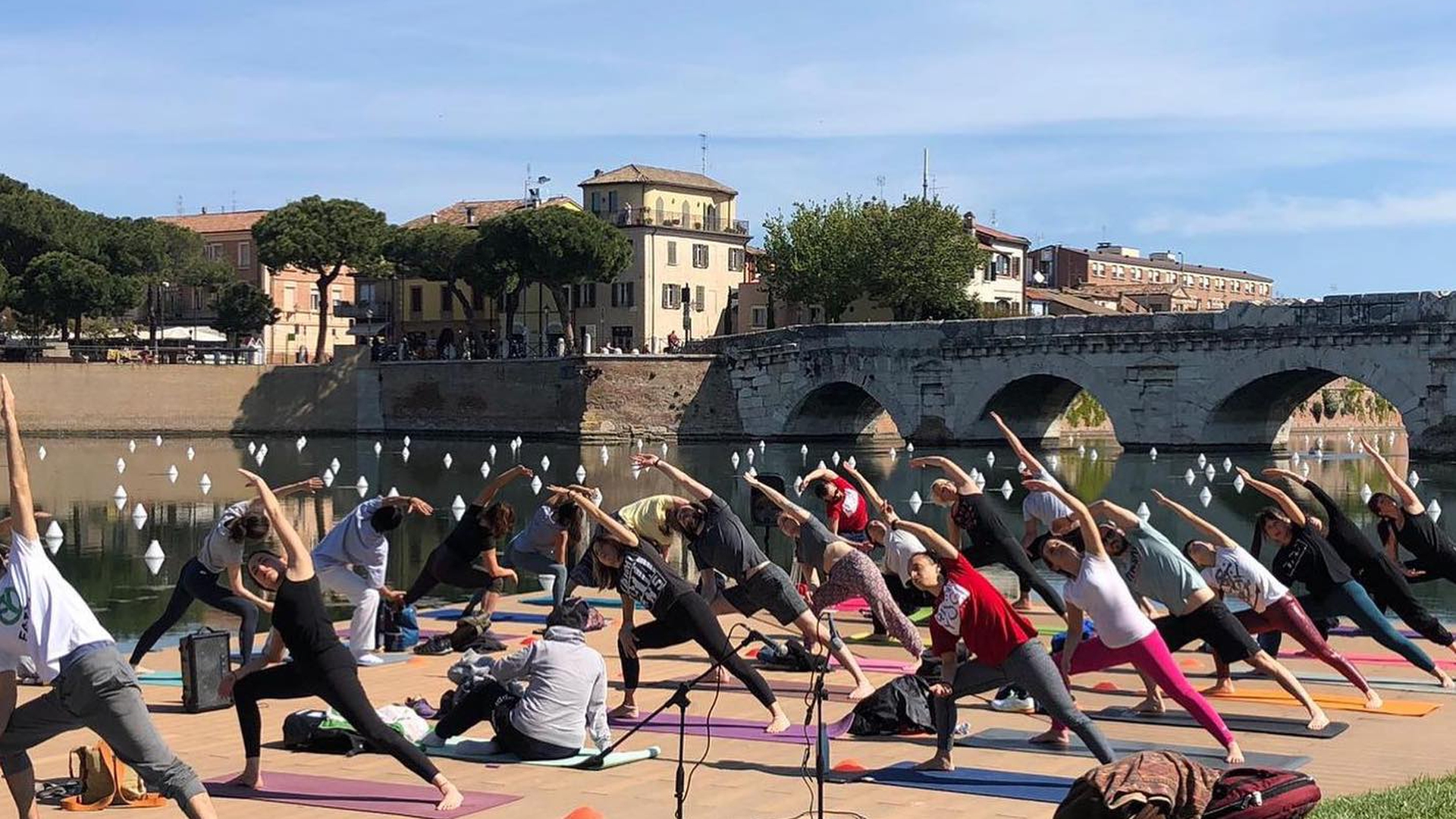 Yoga sul Ponte di Tiberio Rimini
